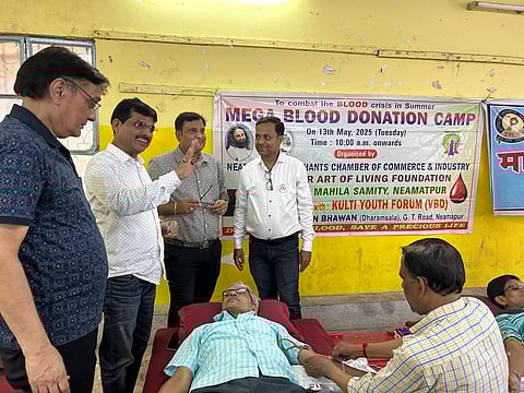 शिविर में रक्तदान करते लोग