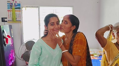 छात्रा हेमाश्री विश्वास को दुलारते हुए परिजन