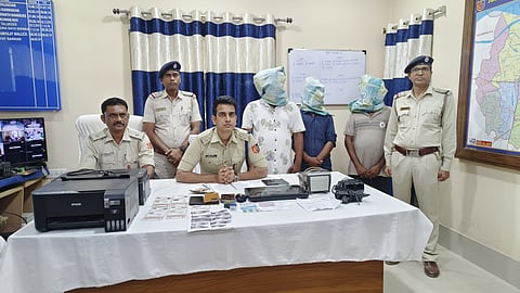 फर्जी आधार कार्ड बनाने वाले गिरफ्तार तीनों अभियुक्त