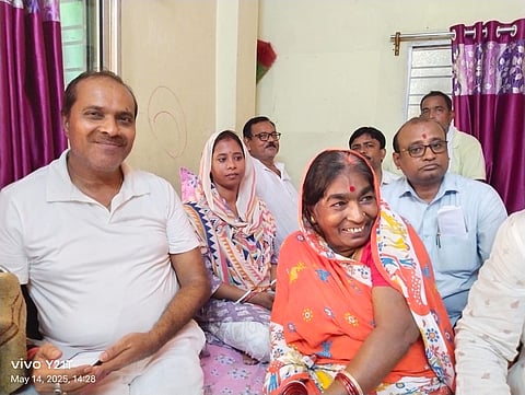 पूर्णम साव के परिवार के साथ रिसड़ा नगरपालिका के चेयरमैन विजय सागर मिश्रा