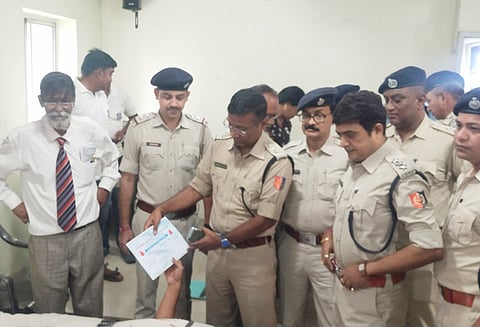 रक्तदाता को सम्मानित करते डीसी ध्रुवदास व अन्य अधिकारी