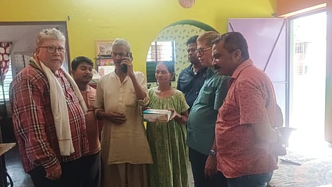 बीएसएफ के ससुराल में खुशी में मिठाई बांटते