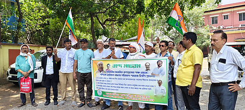 जिला परिषद कार्यालय के सामने प्रदर्शनकारियों को संबोधित करते कांग्रेस प्रदेश सचिव प्रसेनजीत पोईतंडी