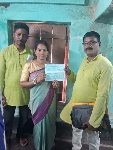 गंगासागर सेतु निर्माण के लिए जमीन देने वाली महिला को चेक सौंपा गया