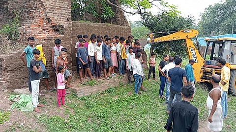 प्रदर्शन करते लोग