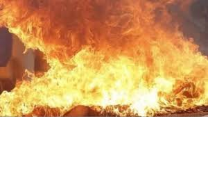 वैवाहिक समारोह के दौरान चलाए गए पटाखों से बगल के घर में लगी आग