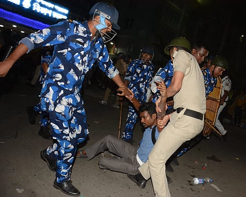 विकास भवन के बाहर पुलिस और प्रदर्शनकारी शिक्षकों के बीच झड़प, कई घायल