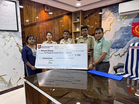 साइबर ठगी के शिकार लोगों को रुपये लौटाते हुए पुलिस