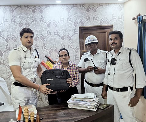 बड़ाबाजार में परित्यक्त अवस्था में मिला 1 लाख रुपये से भरा बैग