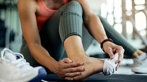 जब किसी अंग में मोच आ जाये तो क्या करना चाहिए ?