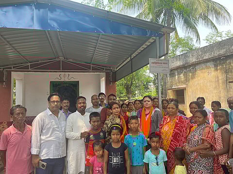 शेड उद्घाटन में उपस्थित विधायक अग्निमित्रा पॉल एवं स्थानीय लोग