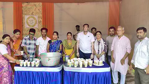 भारत विकास परिषद राहगीरों को सत्तू का शरबत वितरण करते