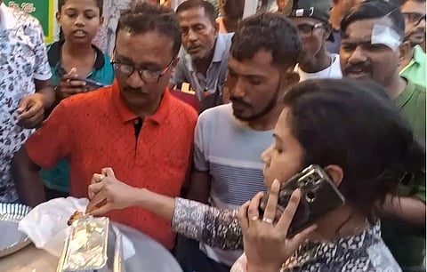 बिरयानी में मिला कीड़ा, मचा हंगामा