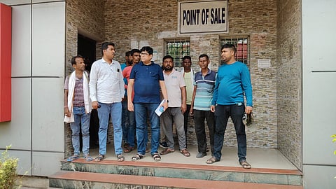 प्रदर्शन करते स्थानीय लोग