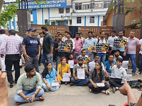 Members of Bangiya Hindu Mahamanch protesting in front of the Municipal Corporation gate
