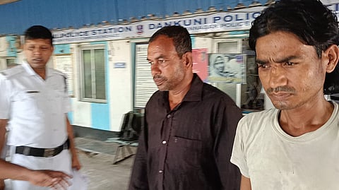 पुलिस बांग्लादेशी नागरिक को गिरफ्तार कर ले जाती हुईं