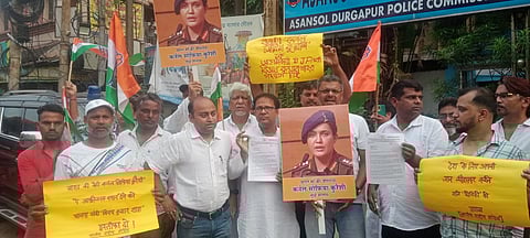 थाना के सामने प्रदर्शन करते कांग्रेस कार्यकर्ता