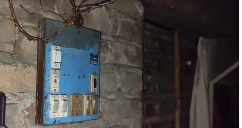 जिआउल हक का बगैर बिजली के कनेक्शन वाला घर की तस्वीर