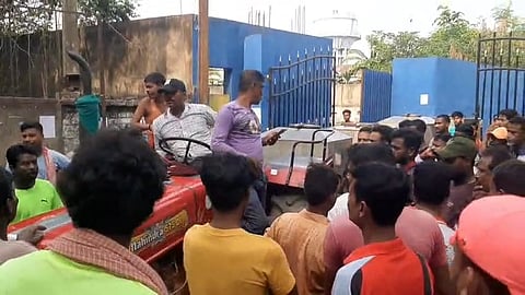 ठेका श्रमिक प्रदर्शन करते हुए