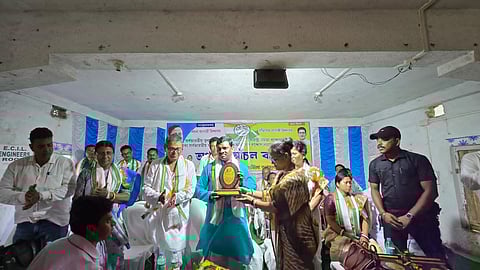 'अंचले आंचल' कार्यक्रसूची के दौरान सांसद बापी हालदार और मंत्री बंकिम चंद्र हाजरा को सम्मानित किया गया