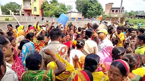 पानी की मांग को लेकर सड़क पर प्रदर्शन