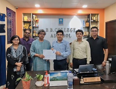 प्रोफेसर सुनंदो बनर्जी को सम्मानित करते प्रन्सिपल डॉ. अमिताभ बासु