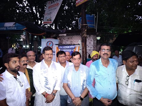 वाटर कूलिंग मशीन के उदघाटन के मौके पर उपमेयर अभिजीत घटक साथ में अन्य