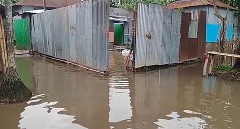 सड़क निर्माण कार्य के चलते जलमग्न हो रहा गांव, ग्रामीणों ने किया पथावरोध