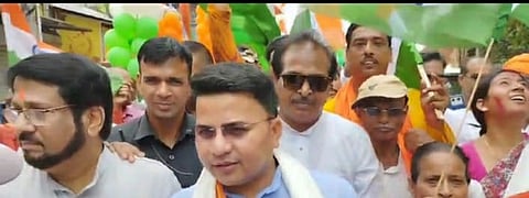 सैनिकों के सम्मान में आयोजित तिरंगा यात्रा में शामिल हुए भाजपा के सांसद ज्योतिर्मय सिंह महतो व अन्य