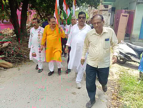 विमान बनर्जी तिरंगा रैली निकाली, साथ में हैं जयंत भद्र व कई अन्य
