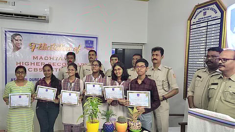 10 वीं और 12 वीं के मेधावी विद्यार्था सम्मानित के बाद प्रमाण पत्र दिखाते