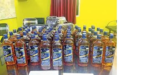 भारी मात्रा में भूटानी शराब के साथ एक गिरफ्तार