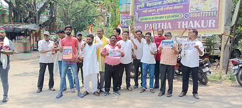 कुल्टी थाना के सामने प्रदर्शन करते कांग्रेस कार्यकर्ता