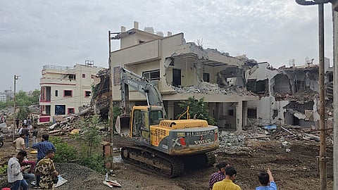 पिंपरी चिंचवड में 36 अवैध बंगलों को ढहाया