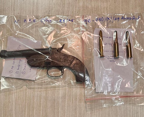 नॉर्थ पोर्ट में अवैध हथियार के साथ दो तस्कर गिरफ्तार