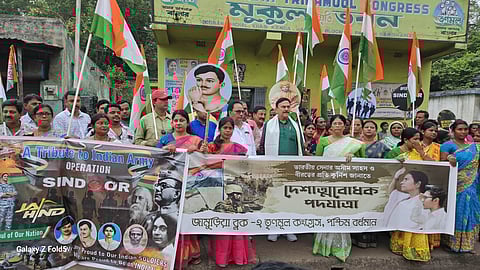 तिरंगा यात्रा में शामिल विधायक व अन्य