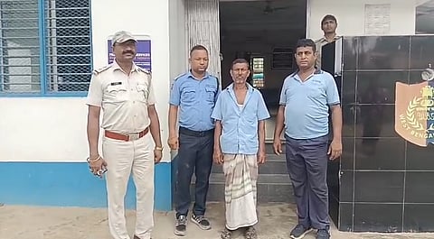पुलिस के साथ बचाया गया अपहृत व्यक्ति