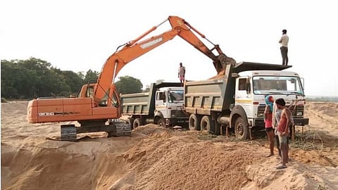 दामोदर नदी से मशीन से हो रहा बालू लोडिंग