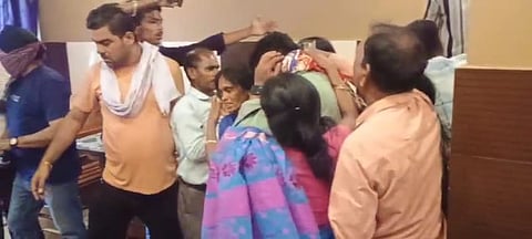 रेस्टोरेंट में भारी हंगामा और हो रहा मारपीट