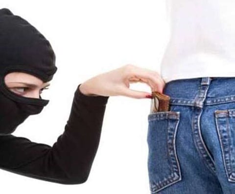 गिरीश पार्क में युवक के बैग से उड़ाये 50 हजार