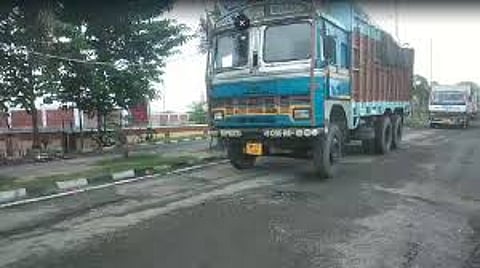 भारत-बांग्लादेश वस्त्र व्यापार को झटका : प्रतिबंध लागू होने से पहले पेट्रापोल से रवाना हुआ आखिरी ट्रक