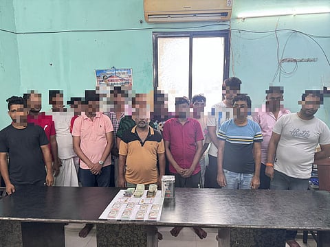 इकबालपुर में जुआ खेलने के आरोप में 15 गिरफ्तार