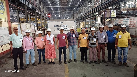 ट्रेड यूनियन चुनाव की मांग करते कर्मचारी