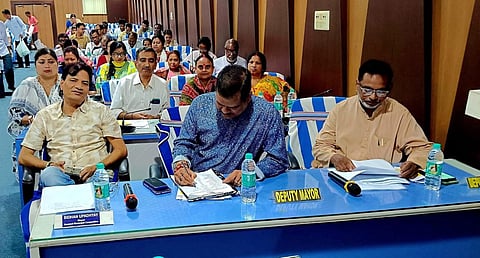 बैठक में उपस्थित मेयर बिधान उपाध्याय, उपमेयर एवं अन्य