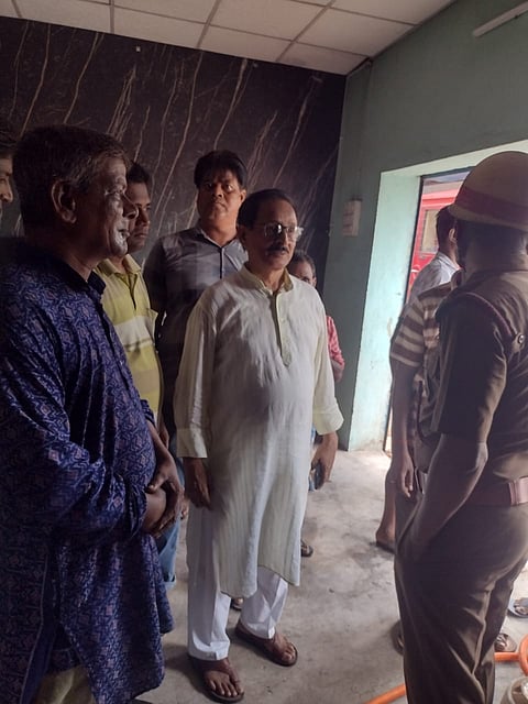 विधायक मोहन चंद्र नस्कर घटनास्थल का दौरा करते हुए