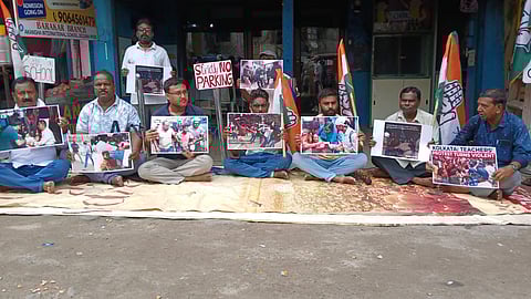 धारना पर बैठे कांग्रेस कार्यकर्ता