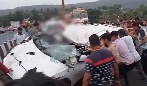 महाराष्ट्र में सूखी नदी में कार गिरने से 5 लोगों की मौत हुई मौत