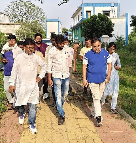 बोरो चेयरमैन मुजम्मिल हुसैन पंप हाउस का निरीक्षण करते