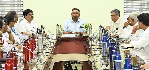 सेल आईएसपी के अधिकारियों से बात करते बर्नपुर एवं दुर्गापुर स्टील प्लांट के अतिरिक्त प्रभारी आलोक वर्मा