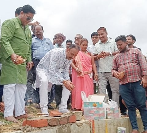 शिलान्यास करते एसएसआईसी सुब्रत अधिकारी और तृणमूल नेता प्रेमपाल सिंह